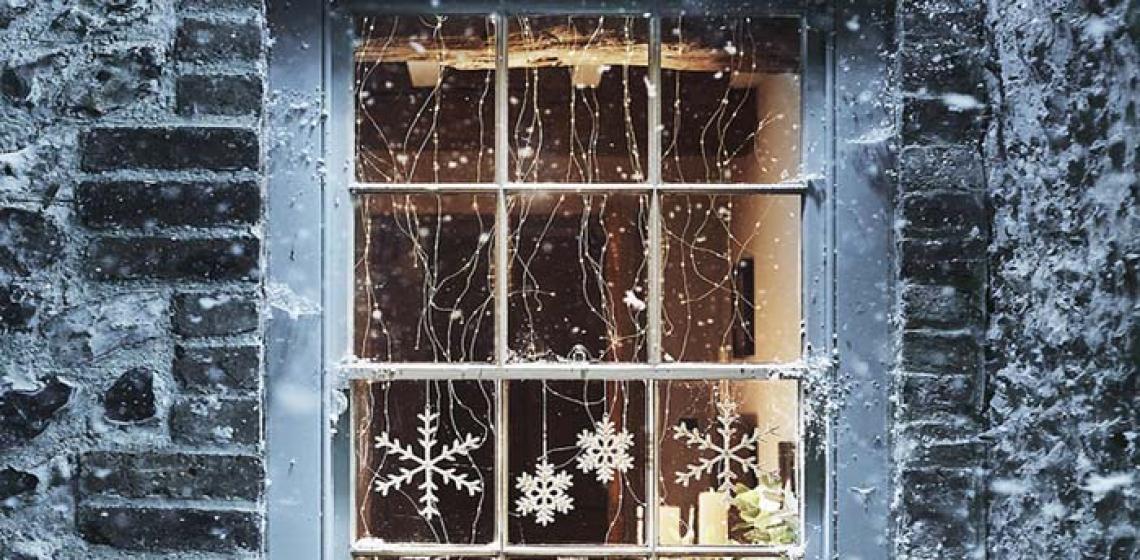 วิธีตกแต่งหน้าต่างสำหรับปีใหม่: ทำงานฝีมือ ตกแต่งและตกแต่งหน้าต่างและขอบหน้าต่าง